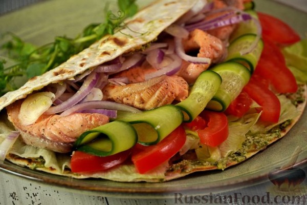 Гирос с красной рыбой и соусом песто Гирос с красной рыбой и соусом песто