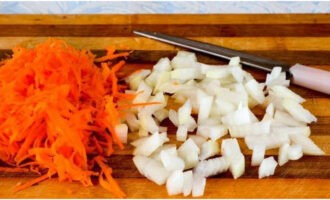 Ежики из фарша с рисом на сковороде с подливкой Ежики из фарша с рисом на сковороде с подливкой