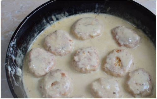 Ежики из фарша с рисом на сковороде с подливкой Ежики из фарша с рисом на сковороде с подливкой