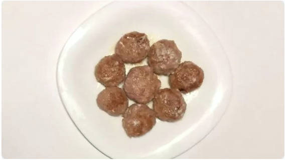 Ежики из фарша с рисом на сковороде с подливкой Ежики из фарша с рисом на сковороде с подливкой