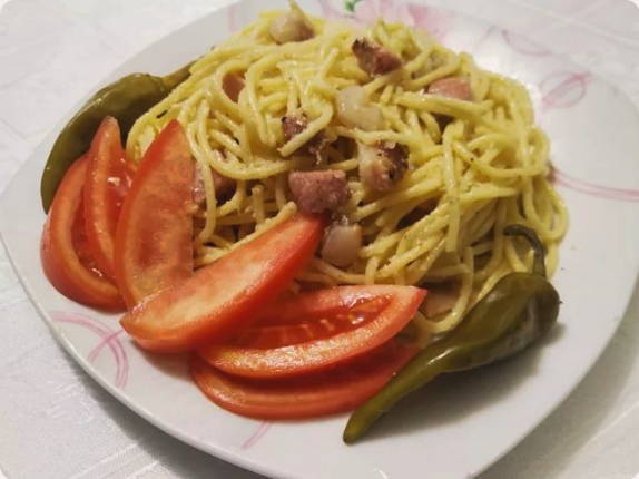Паста карбонара с беконом и сливками классическая Паста карбонара с беконом и сливками классическая