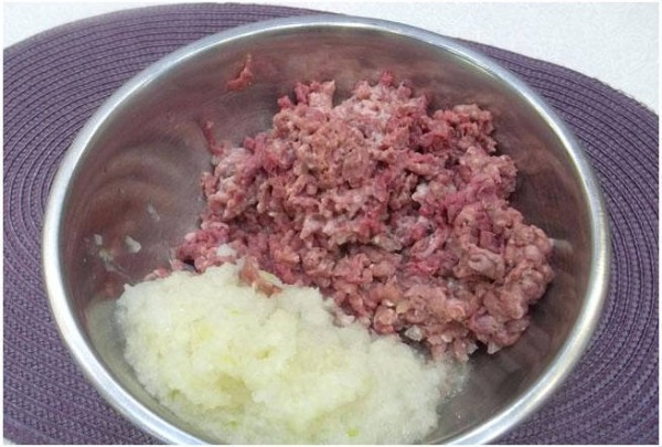 Ежики из фарша с рисом на сковороде с подливкой Ежики из фарша с рисом на сковороде с подливкой
