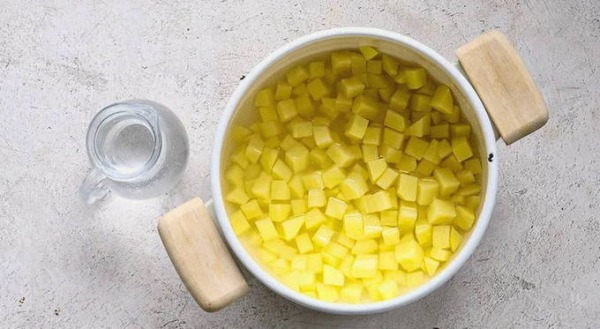 Солянка с колбасой и картошкой классическая Солянка с колбасой и картошкой классическая
