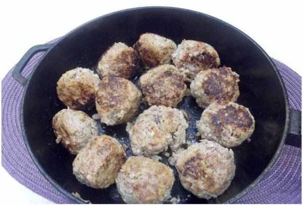 Ежики из фарша с рисом на сковороде с подливкой Ежики из фарша с рисом на сковороде с подливкой