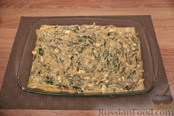 Пирог из теста фило, анчоусов, шпината и феты (пита ме гавро)
