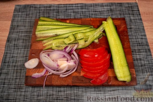 Гирос с красной рыбой и соусом песто Гирос с красной рыбой и соусом песто