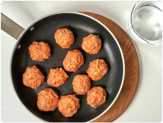 Ежики из фарша с рисом на сковороде с подливкой Ежики из фарша с рисом на сковороде с подливкой