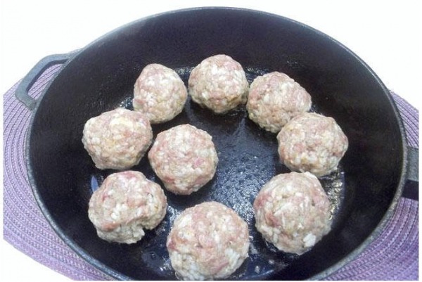 Ежики из фарша с рисом на сковороде с подливкой Ежики из фарша с рисом на сковороде с подливкой