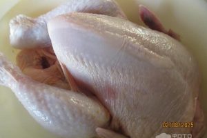 Рецепт: Курица тушеная в сливовом соусе и «русским» песто — в мультиварке-скороварке