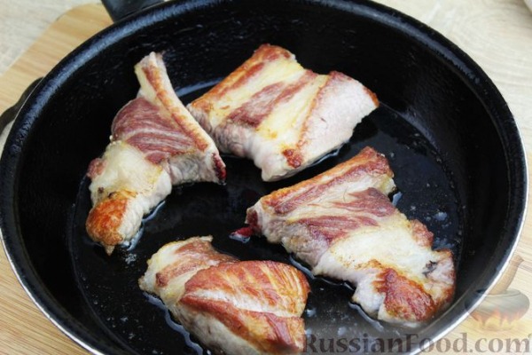 Красный борщ со свиными рёбрами, квашеной капустой и кукурузой Красный борщ со свиными рёбрами, квашеной капустой и кукурузой