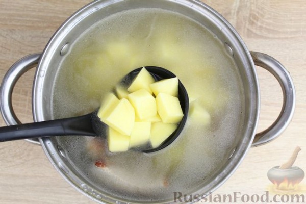Красный борщ со свиными рёбрами, квашеной капустой и кукурузой Красный борщ со свиными рёбрами, квашеной капустой и кукурузой
