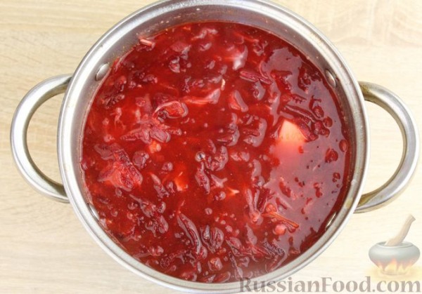 Красный борщ со свиными рёбрами, квашеной капустой и кукурузой Красный борщ со свиными рёбрами, квашеной капустой и кукурузой