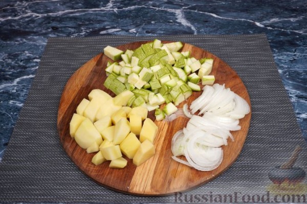 Красный борщ с кабачками и куриным филе Красный борщ с кабачками и куриным филе
