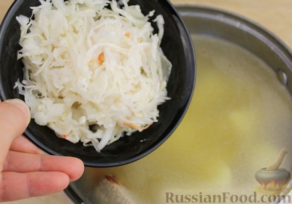 Красный борщ со свиными рёбрами, квашеной капустой и кукурузой Красный борщ со свиными рёбрами, квашеной капустой и кукурузой