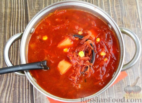 Красный борщ со свиными рёбрами, квашеной капустой и кукурузой Красный борщ со свиными рёбрами, квашеной капустой и кукурузой