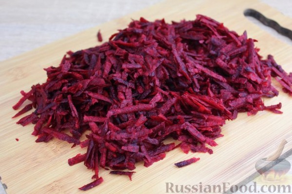 Красный борщ со свиными рёбрами, квашеной капустой и кукурузой Красный борщ со свиными рёбрами, квашеной капустой и кукурузой