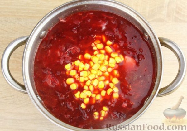 Красный борщ со свиными рёбрами, квашеной капустой и кукурузой Красный борщ со свиными рёбрами, квашеной капустой и кукурузой