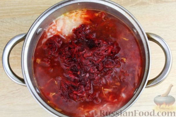 Красный борщ со свиными рёбрами, квашеной капустой и кукурузой Красный борщ со свиными рёбрами, квашеной капустой и кукурузой