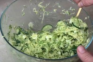 Хрустящий, сочный и вкусный! Летний салат из капусты: простой рецепт на скорую руку