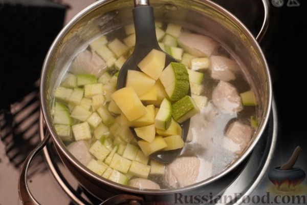 Красный борщ с кабачками и куриным филе Красный борщ с кабачками и куриным филе