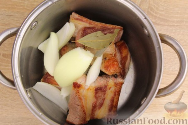 Красный борщ со свиными рёбрами, квашеной капустой и кукурузой Красный борщ со свиными рёбрами, квашеной капустой и кукурузой
