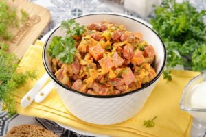 Салат с фасолью, морковью и колбасой