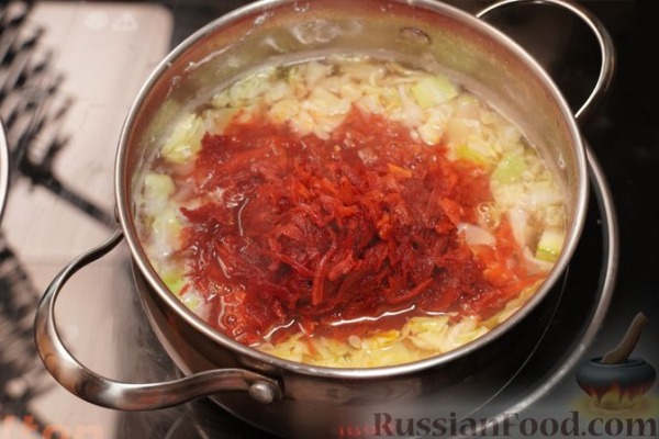 Красный борщ с кабачками и куриным филе Красный борщ с кабачками и куриным филе