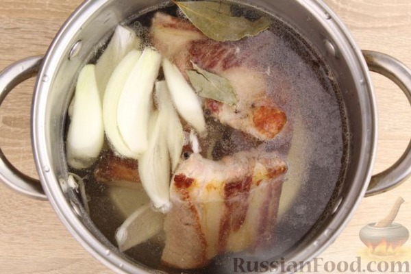 Красный борщ со свиными рёбрами, квашеной капустой и кукурузой Красный борщ со свиными рёбрами, квашеной капустой и кукурузой