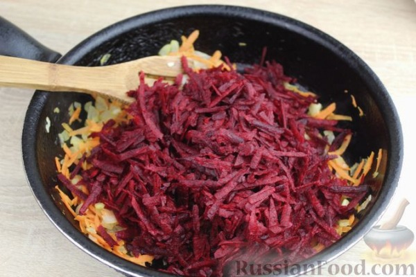Красный борщ со свиными рёбрами, квашеной капустой и кукурузой Красный борщ со свиными рёбрами, квашеной капустой и кукурузой