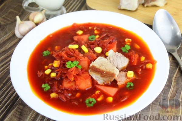 Красный борщ со свиными рёбрами, квашеной капустой и кукурузой Красный борщ со свиными рёбрами, квашеной капустой и кукурузой