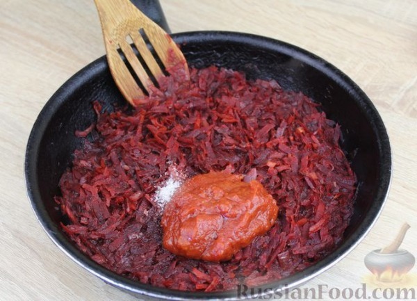 Красный борщ со свиными рёбрами, квашеной капустой и кукурузой Красный борщ со свиными рёбрами, квашеной капустой и кукурузой