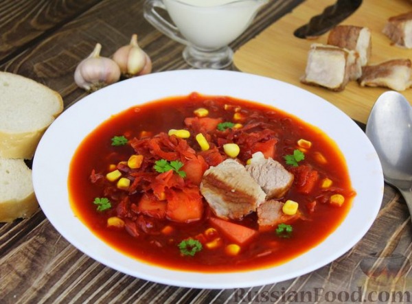 Красный борщ со свиными рёбрами, квашеной капустой и кукурузой Красный борщ со свиными рёбрами, квашеной капустой и кукурузой