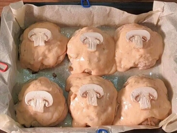 Мясные пенечки с грибами под соусом