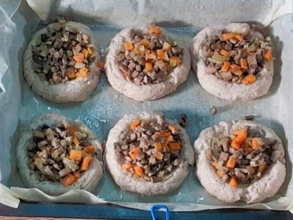 Мясные пенечки с грибами под соусом