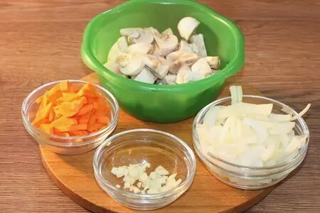 Куриная печень с грибами в соусе