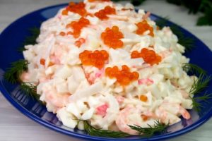 Встречаем Новый год с размахом морского царя: невероятно вкусный и изысканный салат «Нептун»