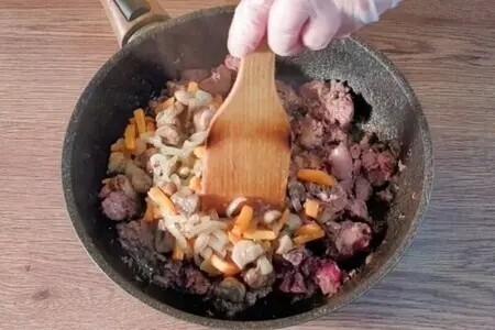 Куриная печень с грибами в соусе