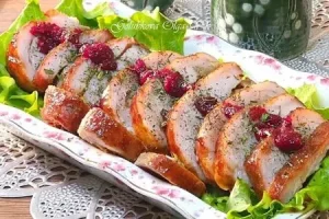 Глазированный рулет из свинины с грибами