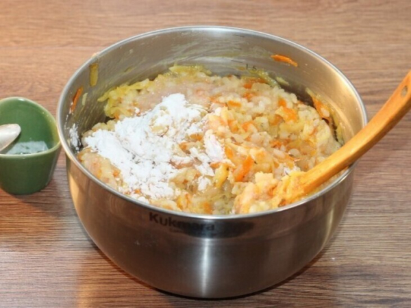 Куриные котлеты на кабачковой подушке