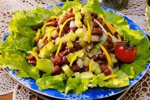 Салат из огурца с фасолью