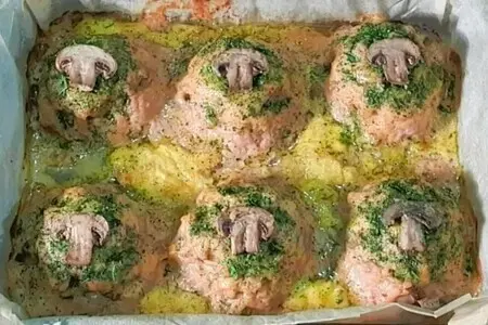 Мясные пенечки с грибами под соусом