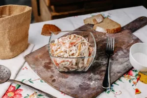 Салат из капусты с яблоками