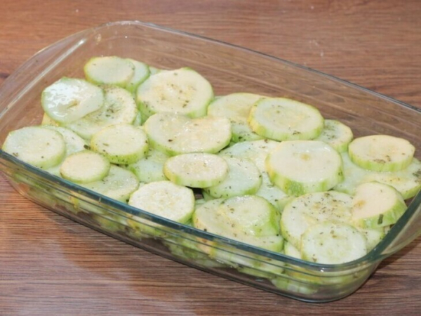 Куриные котлеты на кабачковой подушке
