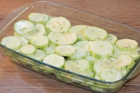 Куриные котлеты на кабачковой подушке