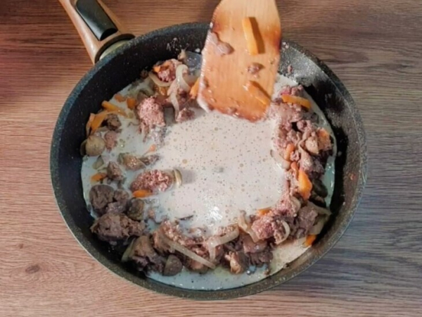 Куриная печень с грибами в соусе