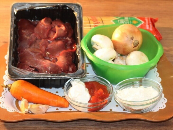 Куриная печень с грибами в соусе