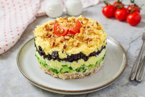 Салат из курицы и чернослива