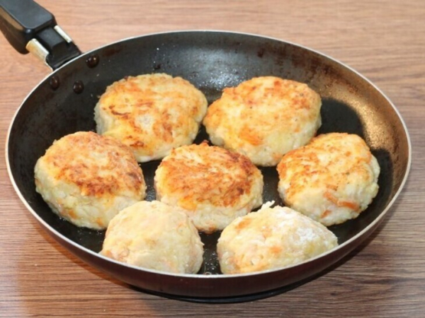 Куриные котлеты на кабачковой подушке