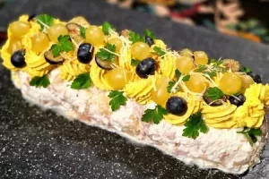 Салат рулет курица с ананасом