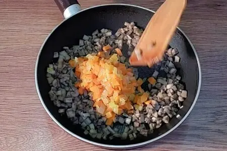 Мясные пенечки с грибами под соусом